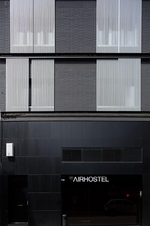 Front of property - evening/night - Airhostel (El Prat de Llobregat)