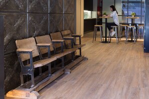 Lobby sitting area - Airhostel (El Prat de Llobregat)