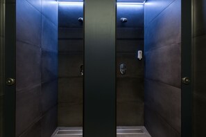 Shower, free toiletries - Airhostel (El Prat de Llobregat)