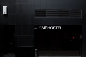 Economy Twin Room | Property entrance - Airhostel (El Prat de Llobregat)