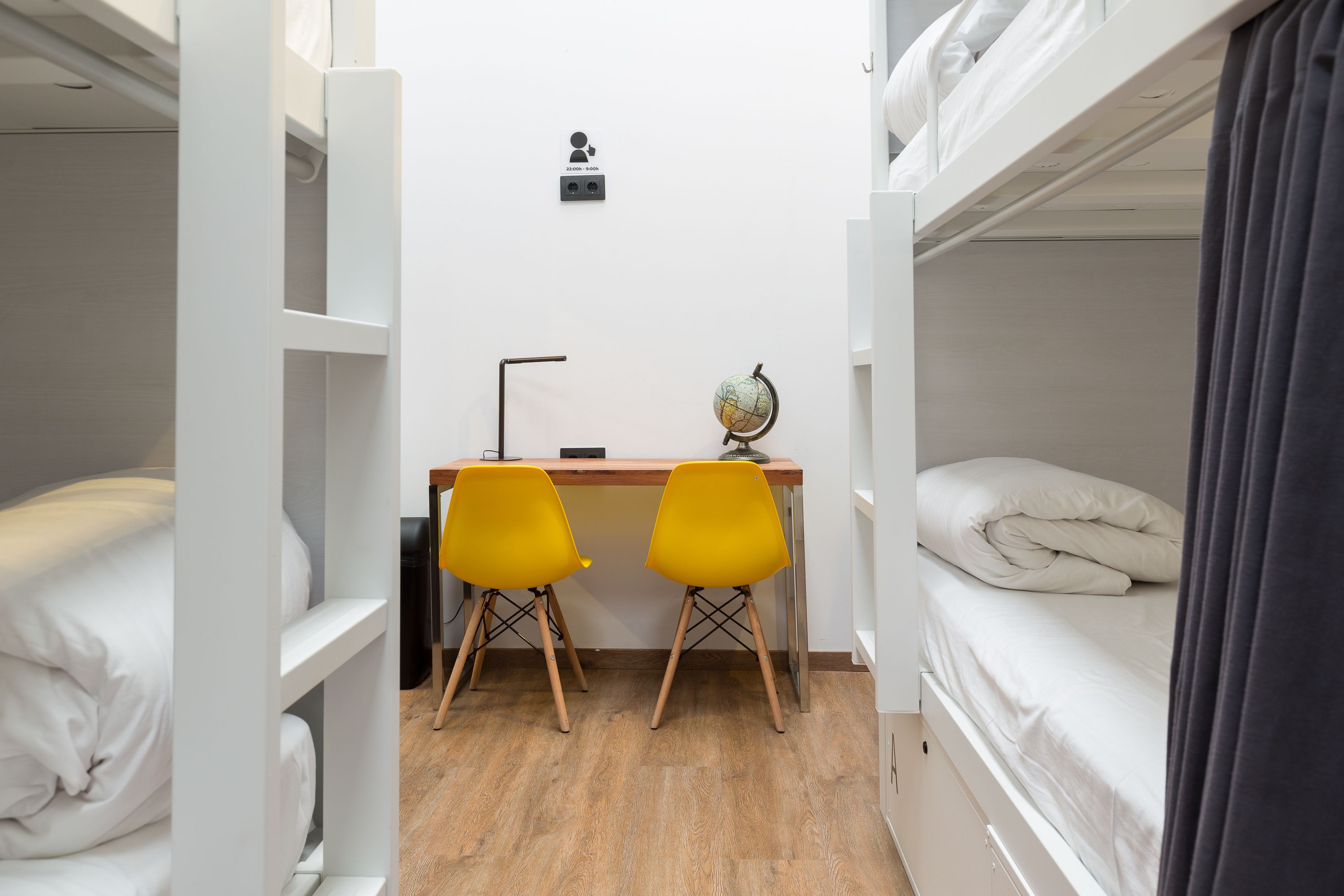 Luxe beddengoed, een bureau, geluiddichte muren