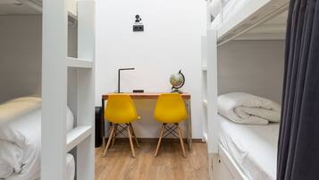 Luxe beddengoed, een bureau, geluiddichte muren