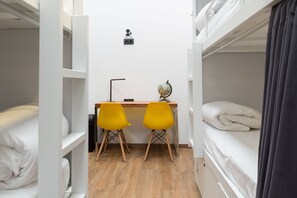 Premium bedding, desk, soundproofing, iron/ironing board - Airhostel (El Prat de Llobregat)