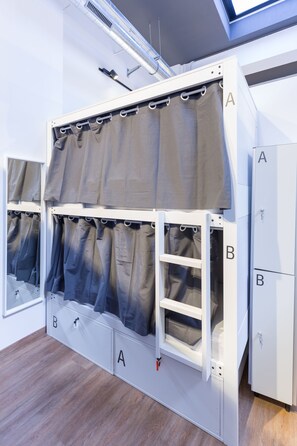 Premium bedding, desk, soundproofing, iron/ironing board - Airhostel (El Prat de Llobregat)