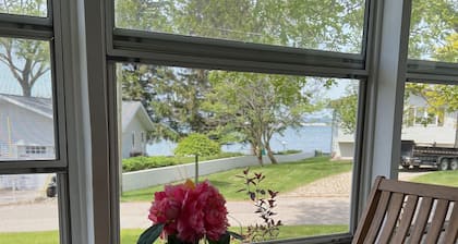 Screened porch, Lake Huron views, quiet sub, walk to beach and town in minutes!