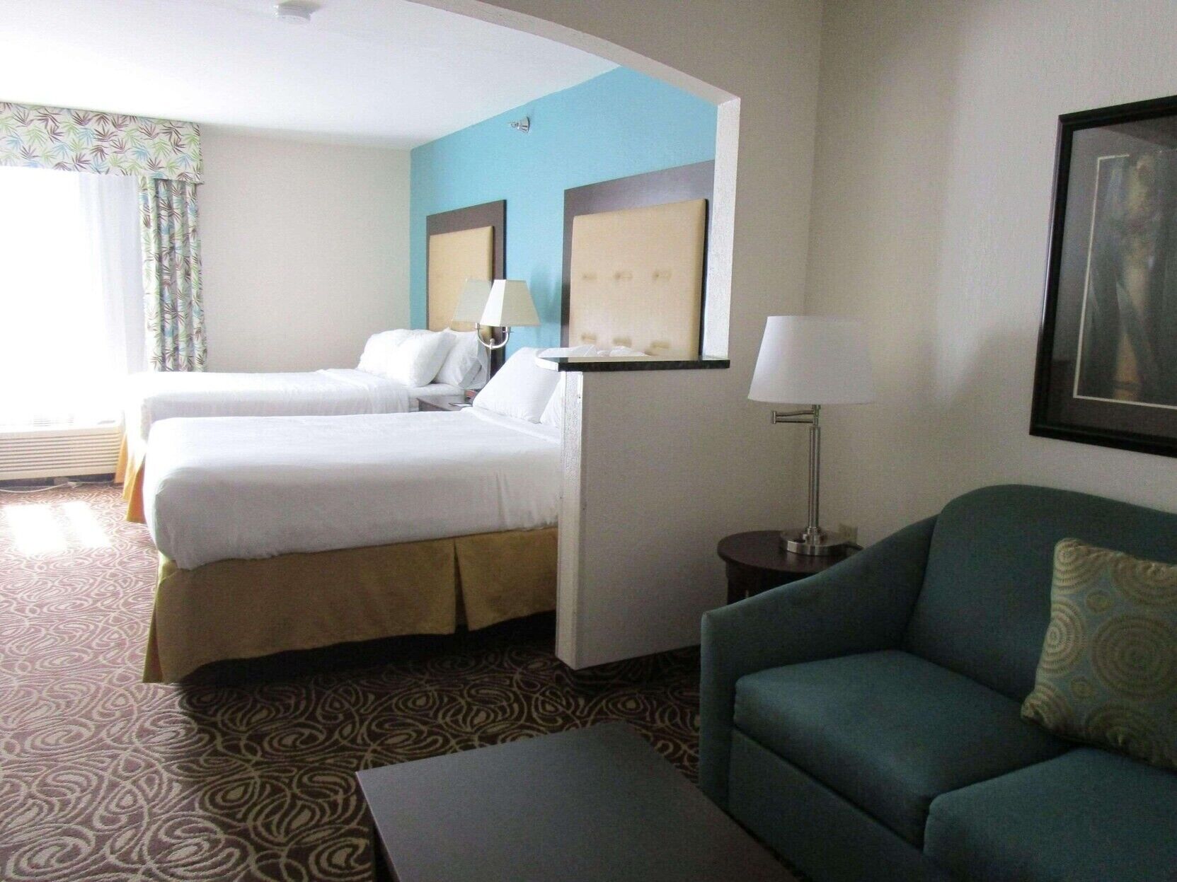 In-room safe, desk, iron/ironing board, bed sheets