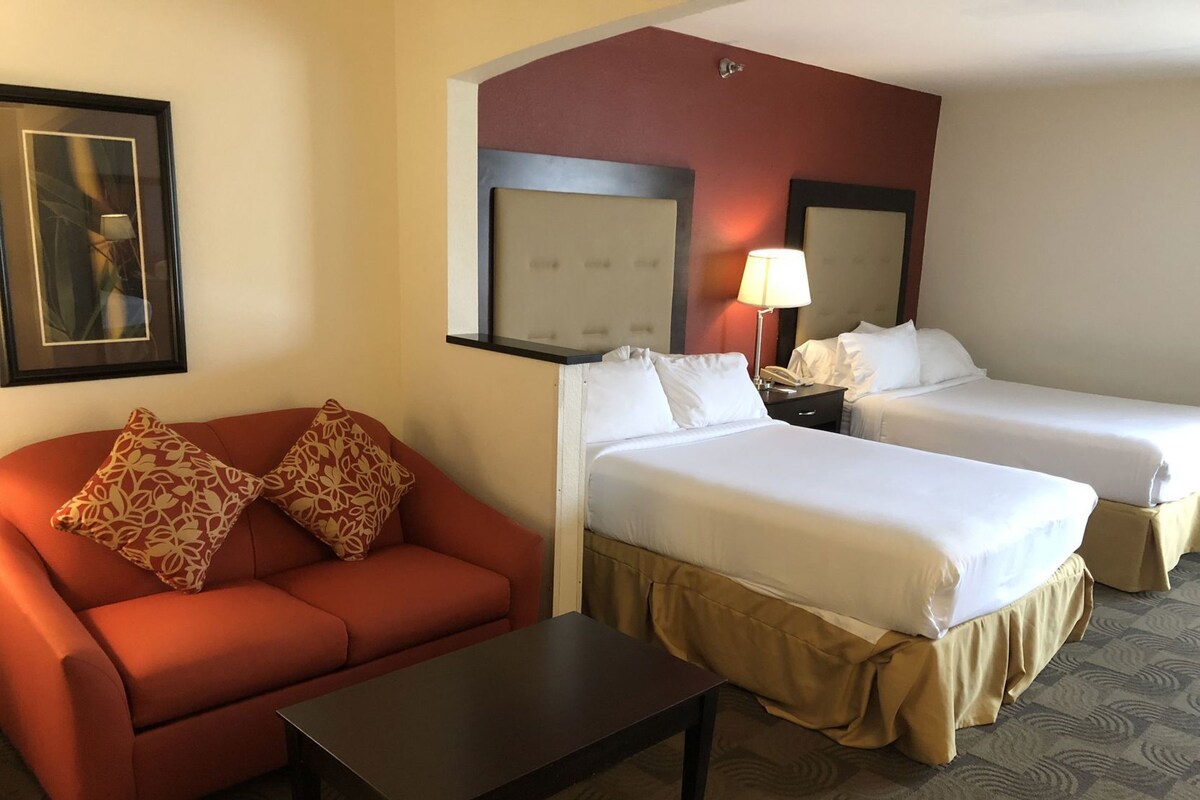 In-room safe, desk, iron/ironing board, bed sheets