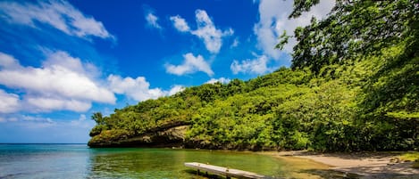 Una spiaggia nelle vicinanze