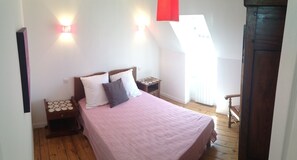 2 bedrooms, iron/ironing board, travel cot, free WiFi