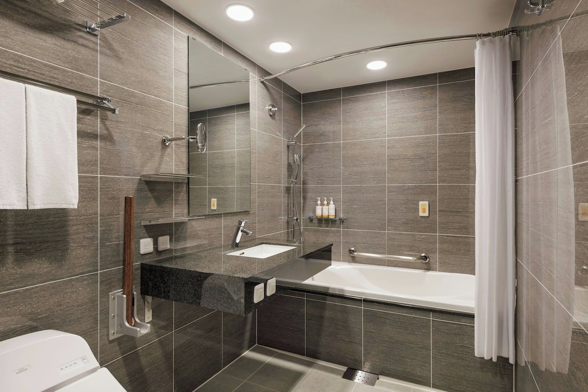 combined shower/bathtub, deep-soaking bathtub, free toiletries