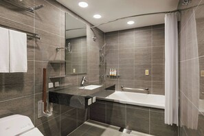 Combined shower/bathtub, deep-soaking bathtub, free toiletries