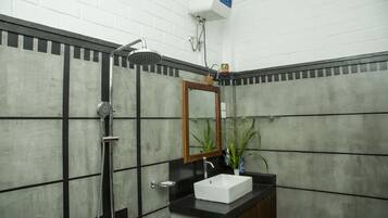 Quarto casal superluxo, 1 quarto | Banheiro | Chuveiro, chuveiro com efeito de chuva, produtos de toalete grátis