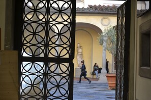 المنشأة من الداخل