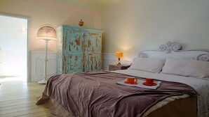 Une chambre à coucher avec un lit, une table de chevet, une lampe et une armoire.