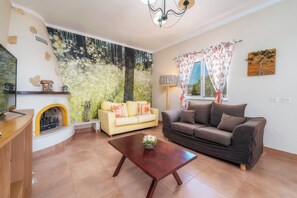 Fernseher, Kamin, Bücher, Stereoanlage