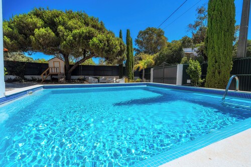 Renovated country house with large garden and swimming pool