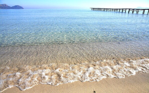 Chaises longues, serviettes de plage
