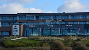 A modern building with a sign reading "Relais Thalasso" and "Côte Ouest". - YOUR HOLIDAY AT  SABLES D'OLONNE THE MOST BEAUTIFUL BEACH ON THE COTE DE LUMIERE (Le Château-d'Olonne)