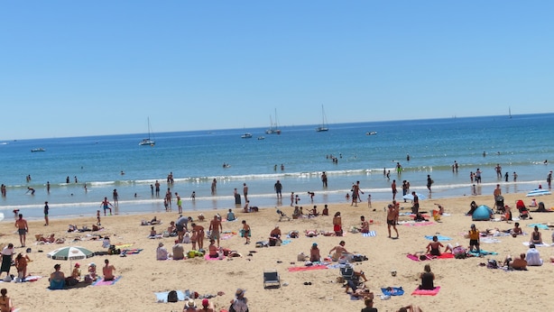 A crowded beach with people sunbathing and swimming. - YOUR HOLIDAY AT  SABLES D'OLONNE THE MOST BEAUTIFUL BEACH ON THE COTE DE LUMIERE (Le Château-d'Olonne)