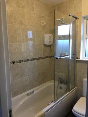 Sèche-cheveux, serviettes fournies, papier toilette