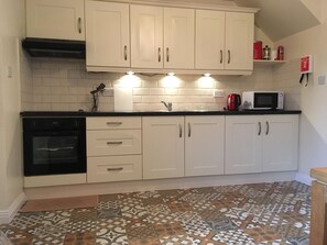 Frigorífico, microondas, horno y placa de cocina