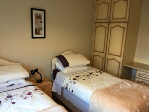 3 bedrooms, iron/ironing board, WiFi, bed sheets - House located in a private maintained estate. (Tralee)