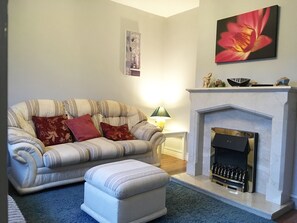 TV, fireplace - House located in a private maintained estate. (Tralee)