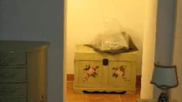1 habitación, tabla de planchar con plancha y cuna de viaje