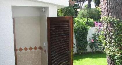 San Felice Circeo: Charming halbuntergeschosswohnung in Villa am Meer mit direktem Zugang zum Strand