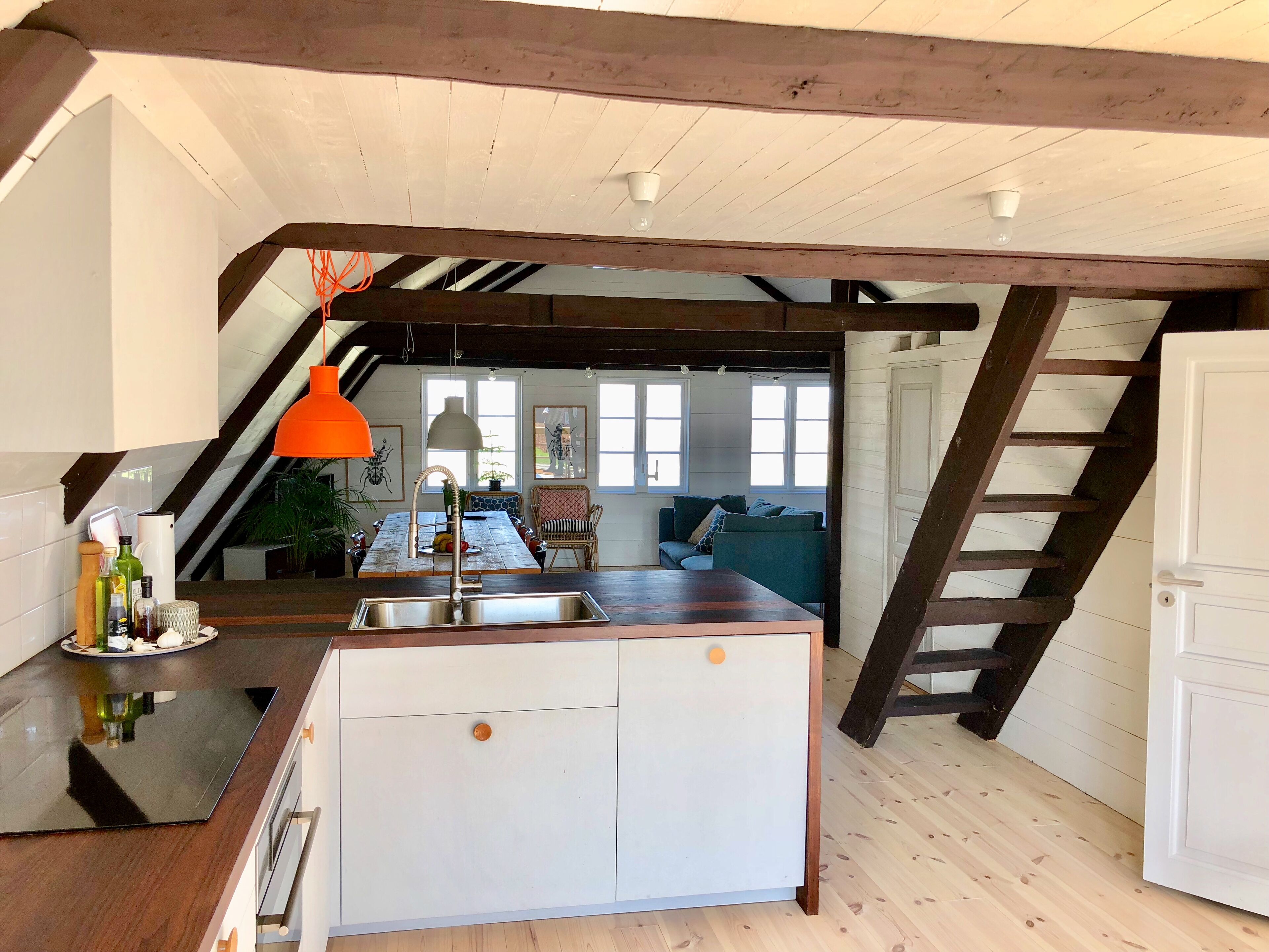 Mikrobølgeovn, ovn, oppvaskmaskin og kaffetrakter/tekoker