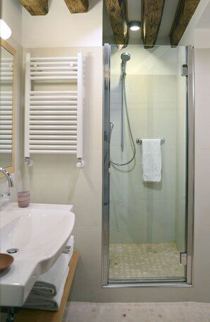 Shower, hair dryer, bidet, towels - LUXURIOUS APPARTMENT IN THE HEART OF VENICE (Venezia)