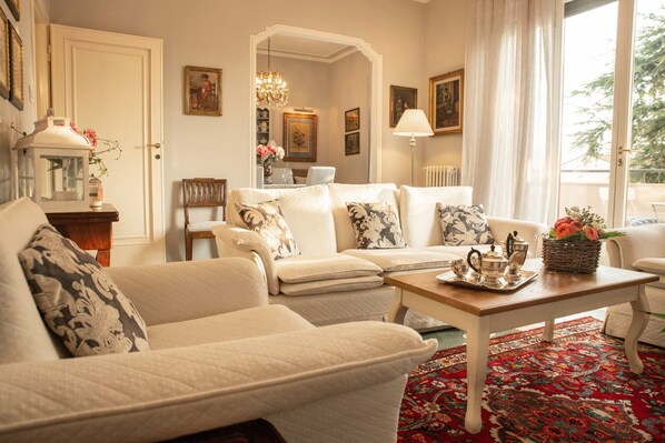 TV, books - LUXURY NEW APARTMENT- PARKING AND GARDEN PRIVATE-VERY CLOSE WALLS OF LUCCA-WIFI (Lucca)