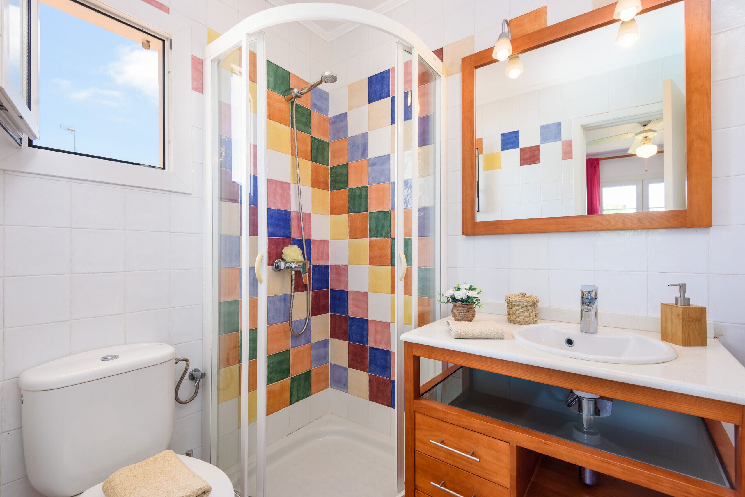 Ducha, secador de pelo, toallas, jabón