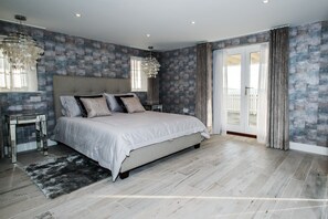 4 bedrooms, travel cot, Internet