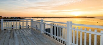 Fantastisk vannkanten eiendom med uforstyrret hav og utsikt over havnen