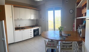 Kylskåp, mikrovågsugn, ugn och spishäll