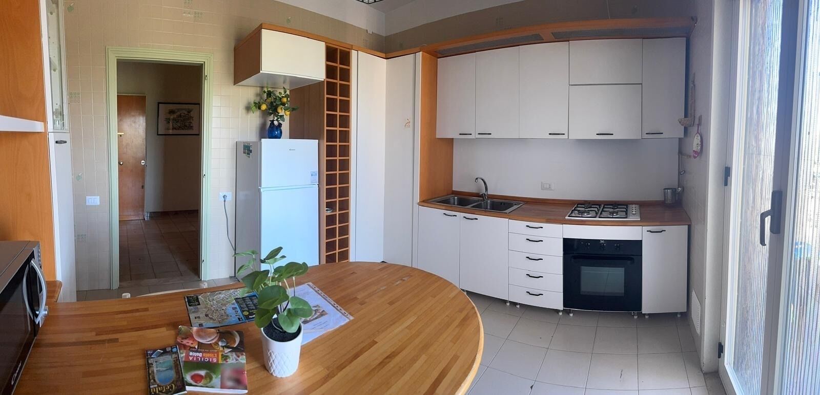 Jääkaappi, mikroaaltouuni, uuni, liesi