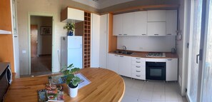 Jääkaappi, mikroaaltouuni, uuni, liesi