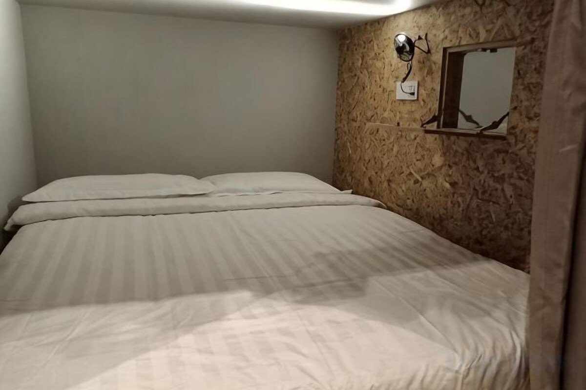 20 bedrooms, desk, laptop workspace, blackout drapes