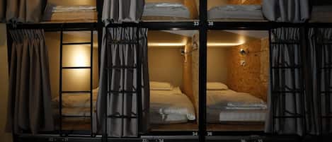 20 dormitorios, escritorio, espacio para trabajar con un portátil