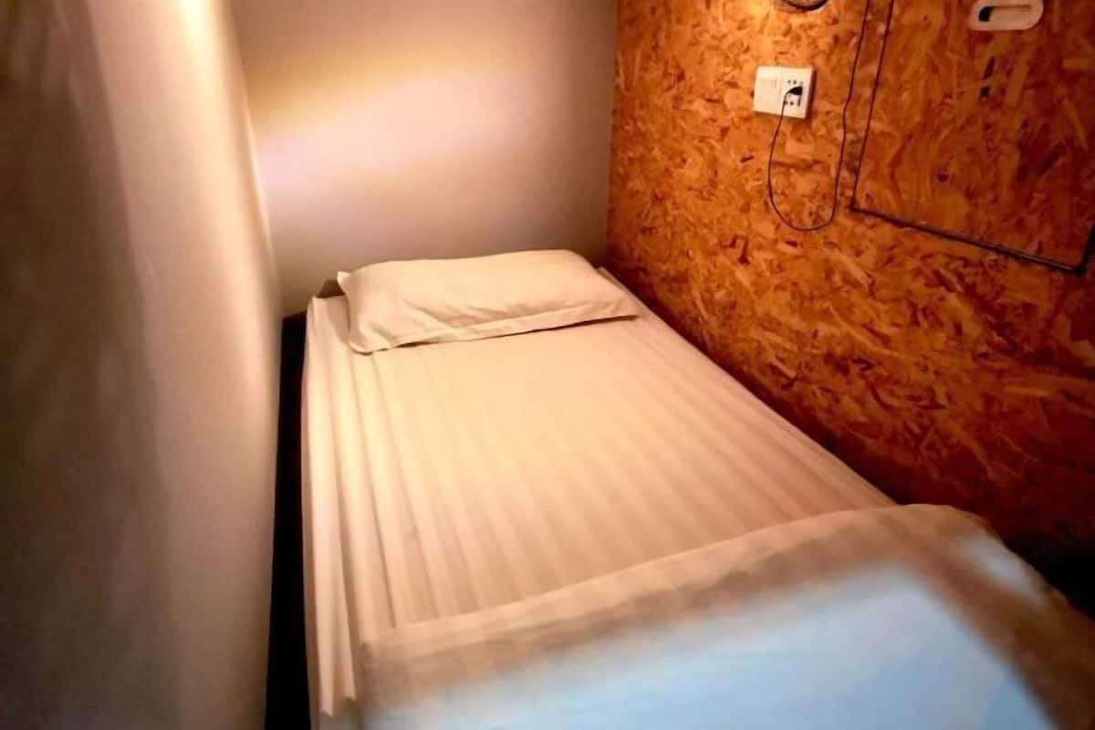 20 bedrooms, desk, laptop workspace, blackout curtains