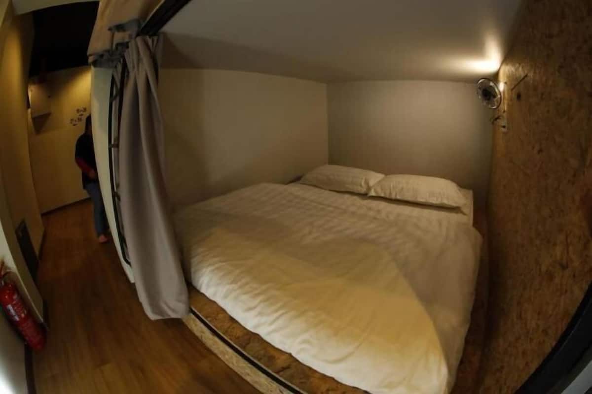20 bedrooms, desk, laptop workspace, blackout curtains