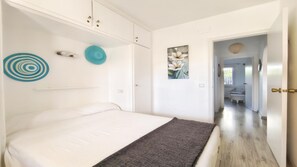 3 chambres, fer et planche à repasser