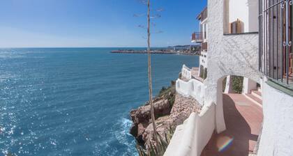 Sur la mer, avec de belles vues de Sitges, terrasse, piscine et wifi