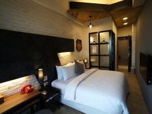 Escritorio y espacio para trabajar con laptop