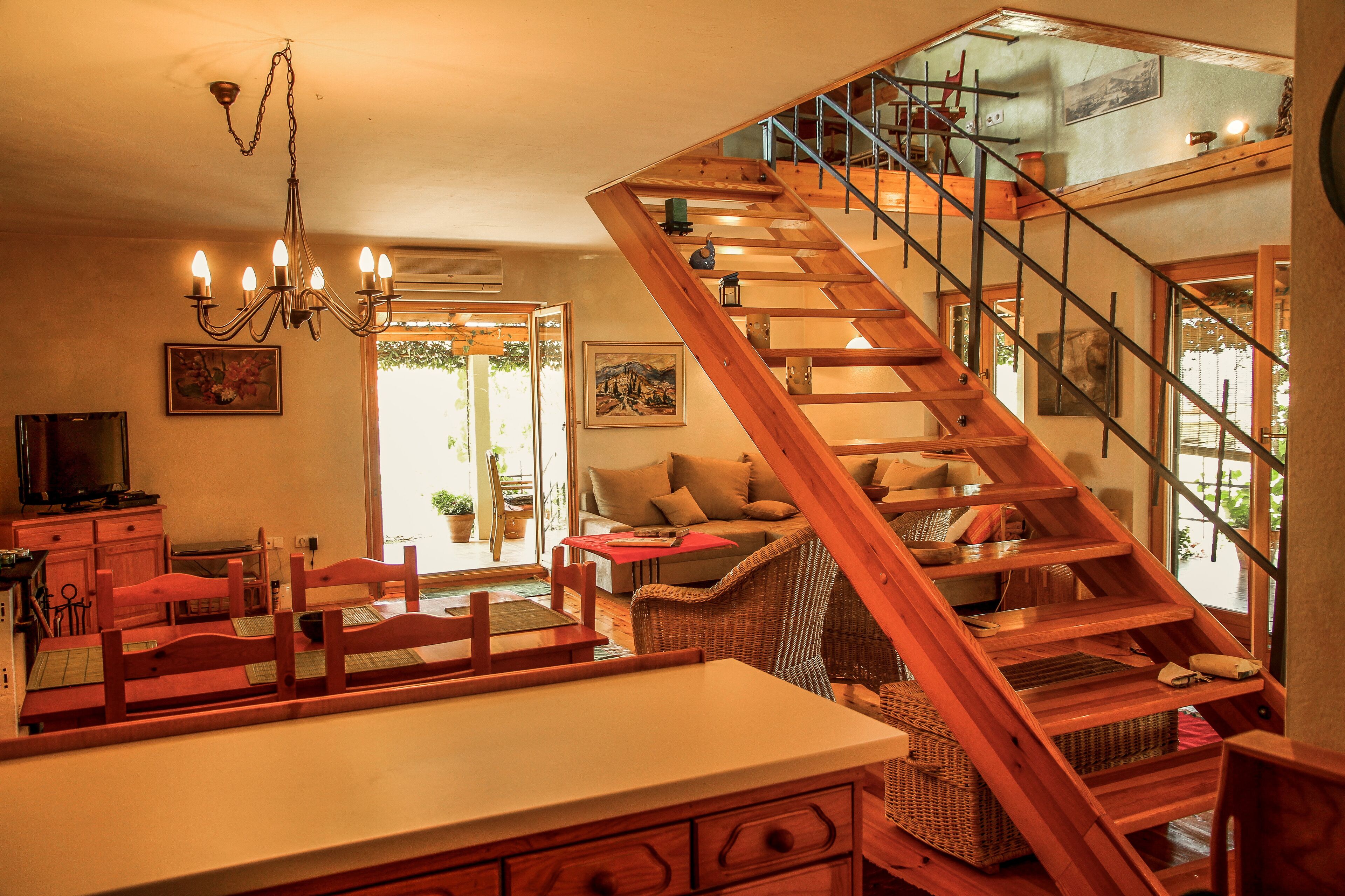 Televisio, takka, DVD-soitin, kirjoja