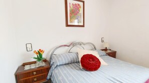 3 slaapkamers, een strijkplank/strijkijzer, internet