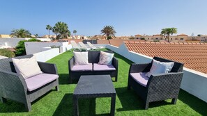 Property grounds - Villa with "heated pool" , 500megabyte Wifi and Netflix - 100 metres from beach (Corralejo)