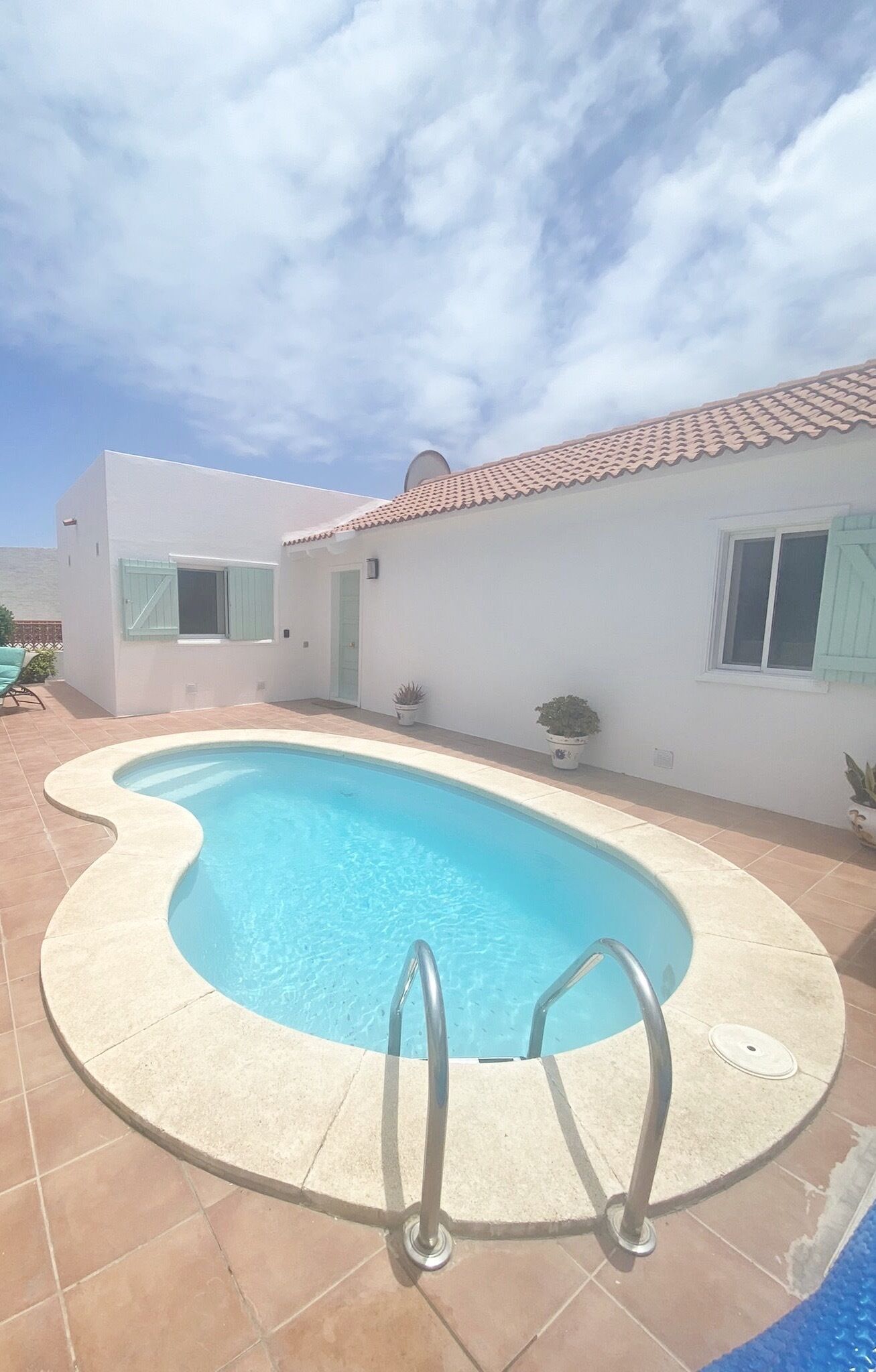 Een buitenzwembad, een verwarmd zwembad