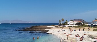Villa with "heated pool" , 500megabyte Wifi and Netflix - 100 metres from beach
